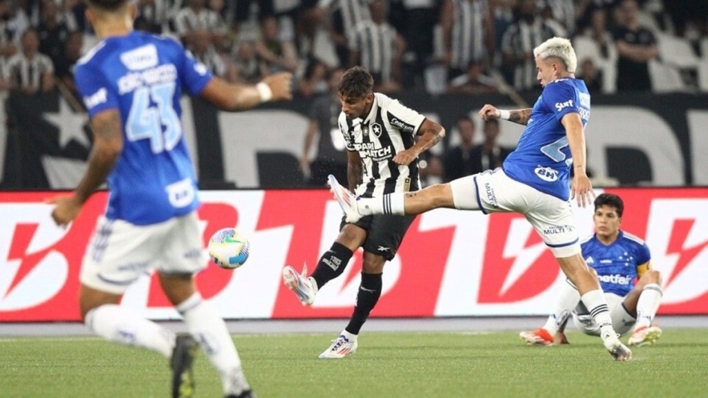 ESTADÃO CONTEÚDO Cruzeiro surpreende o Botafogo no Rio de Janeiro e faz 3 x 0