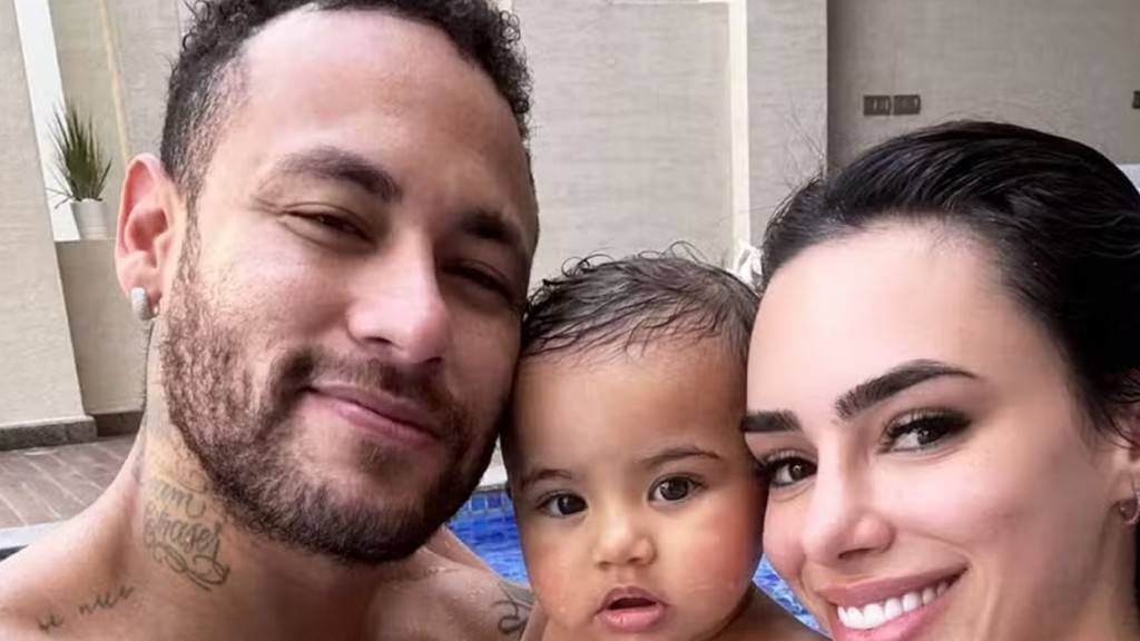 Neymar exibe clique enquanto curte piscina com Bruna Biancardi e Mavie: ‘Assumiram?’