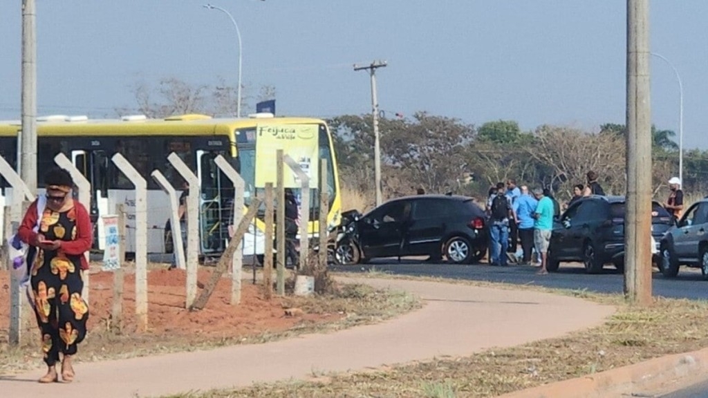 Redação GPS Acidente entre carro e ônibus trava entrada e saída do Altiplano Leste