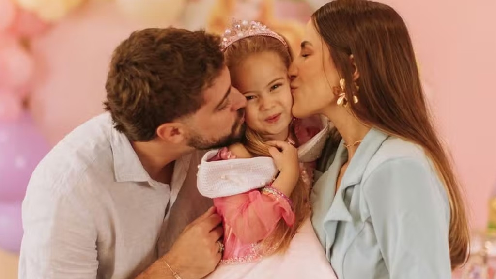 Eike Duarte exibe álbum da festa de quatro anos da filha, Filipa: ‘Verdadeira princesa’