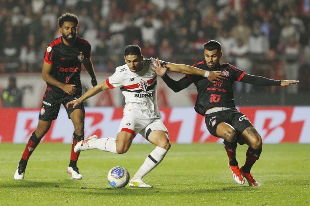 São Paulo ganha do Vitória com time misto e se aproxima do G4 no Brasileirão