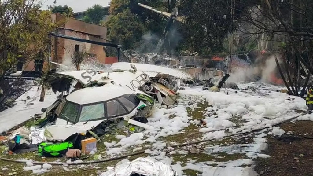 Divulgação: FAB Peritos do Cenipa no condomínio residencial onde caiu o avião da Voepass, em Vinhedo (SP)