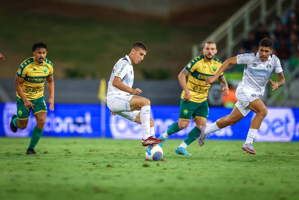  Grêmio vence o Cuiabá com atuação inusitada de Braithwaite