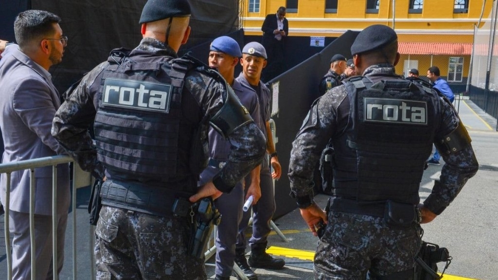 SSP-SP O secretário de Segurança Pública Guilherme Derrite (de camisa) no Guarujá, durante a Operação Escudo