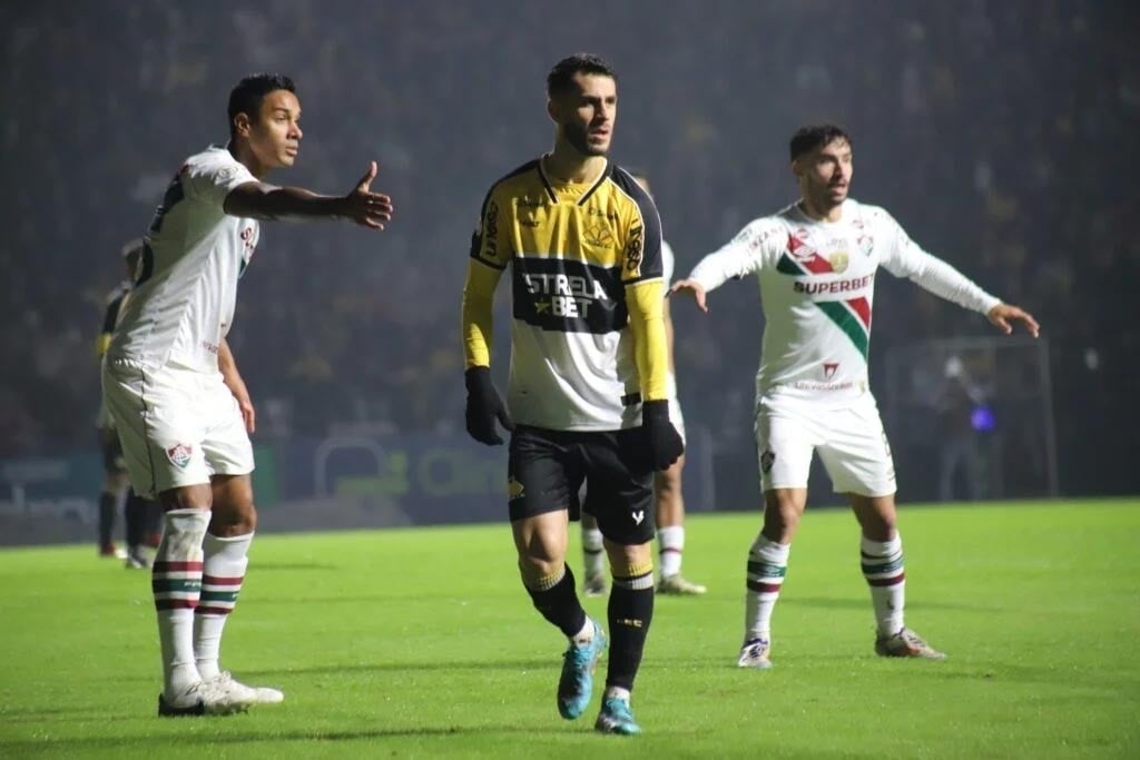 Flaco López comemora seu gol contra a equipe do Atlético Goianiense | Foto: Cesar Greco |