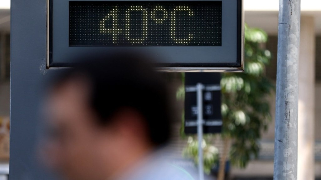 Tânia Rêgo/Agência Brasil – 24.08.2023 Cariocas se refrescam na praia do Leme em meio a forte onda de calor