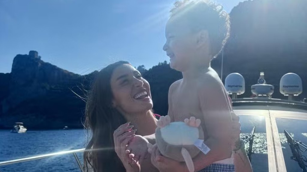 Bianca Andrade curte viagem em praia com o filho e namorado italiano; ‘Paradisíaco!’