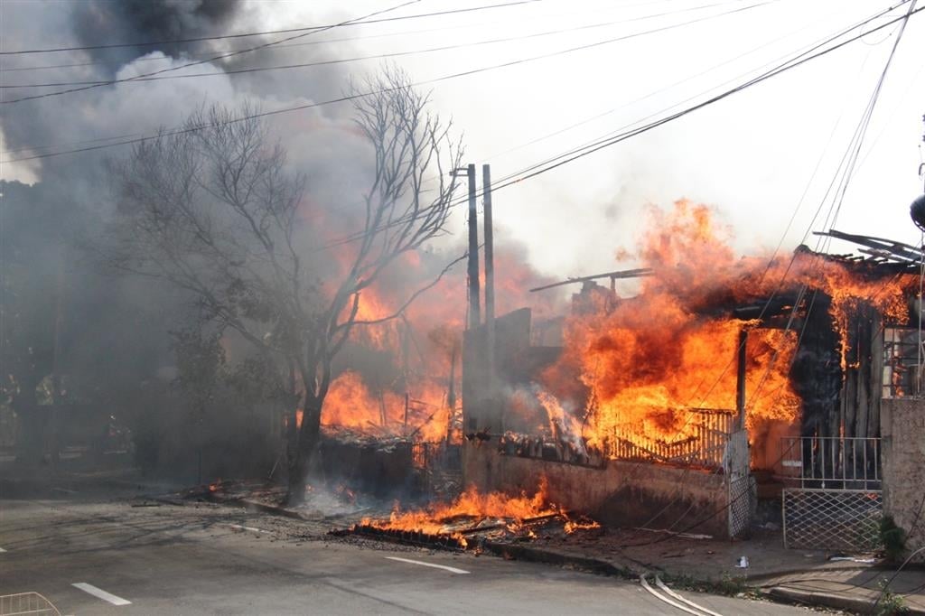 Incêndio destrói casas e mobiliza diversas equipes em Marília