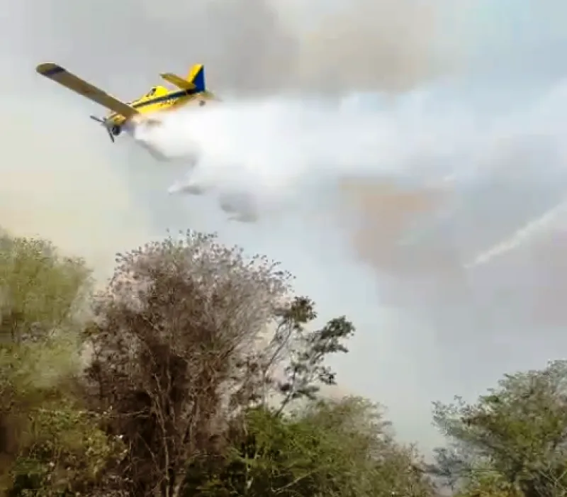 Avião combate incêndio em Pompéia: pico de casos e inovações