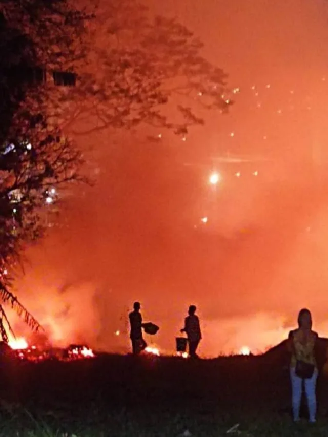 Incêndio tem risco para imóveis e moradoras; voluntários combatem e resgatam