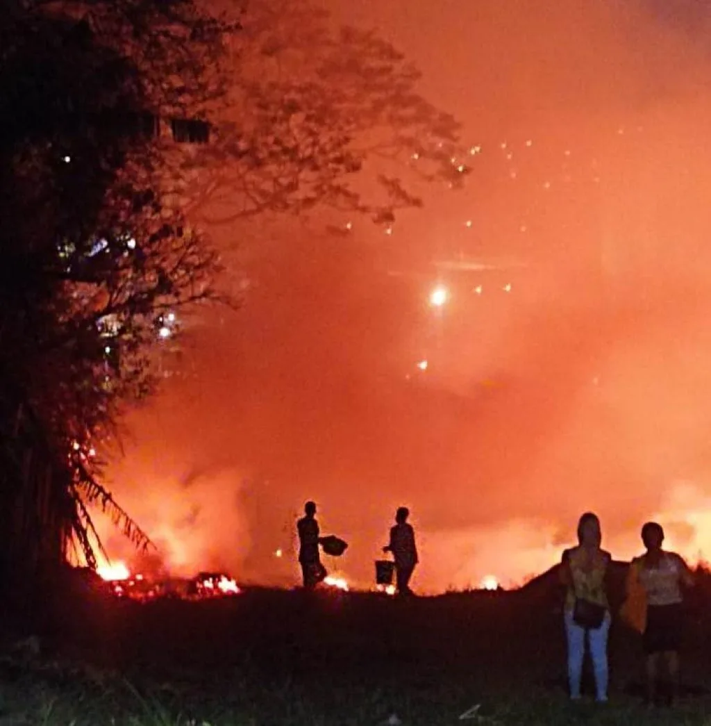 Incêndio tem risco para imóveis e moradoras; voluntários combatem e resgatam