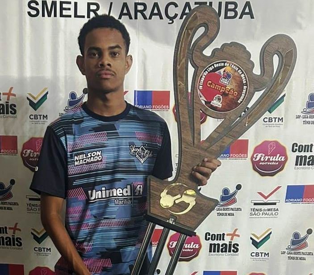 Matheus Athaíde e o troféu de campeão geral na etapa – Divulgação