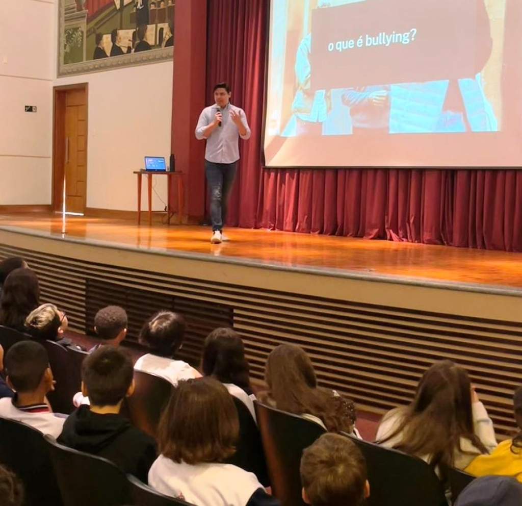 Gustavo Cordeiro durante palestra a estudantes em Marília – Divulgação