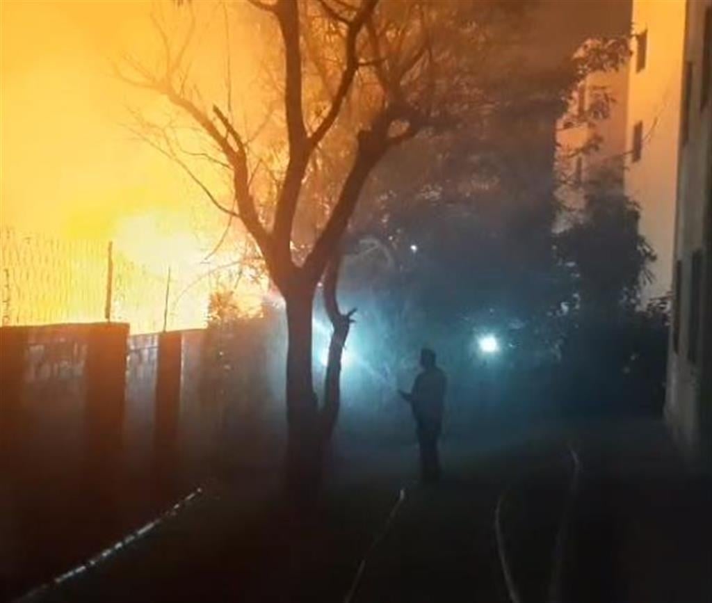 Fogo em mata assusta moradores e mobiliza bombeiros na madrugada; Nasa registrou