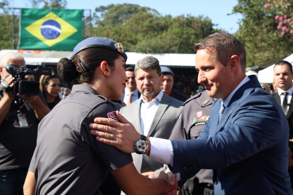 Mulher é primeira colocada em nova turma da PM; policial morto recebe homenagem