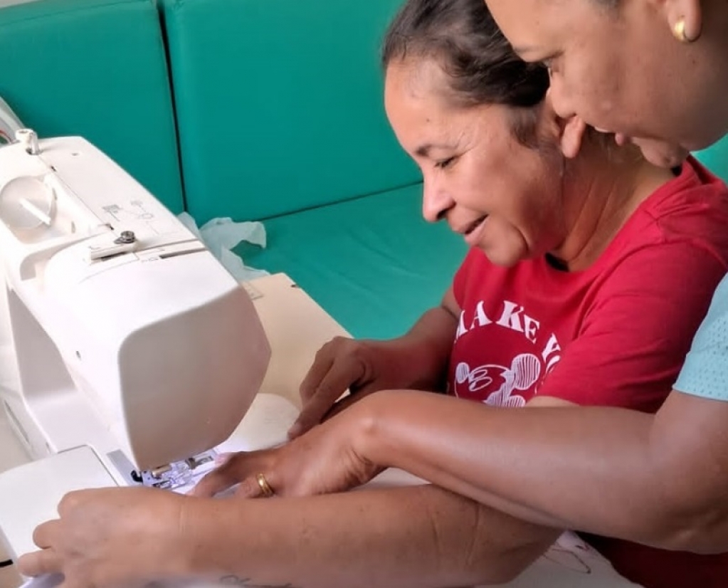 Oficina de costura vira terapia para mães de crianças internadas em Marilia