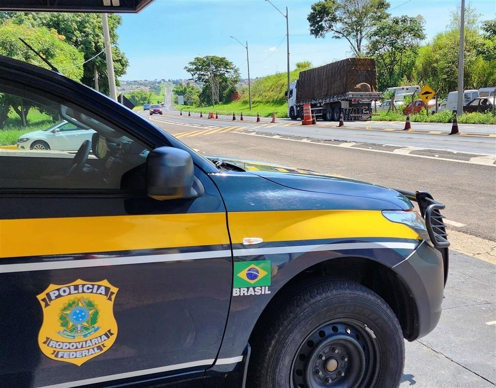 PRF detém acusado de embriaguez após acidente; pagou fiança e saiu