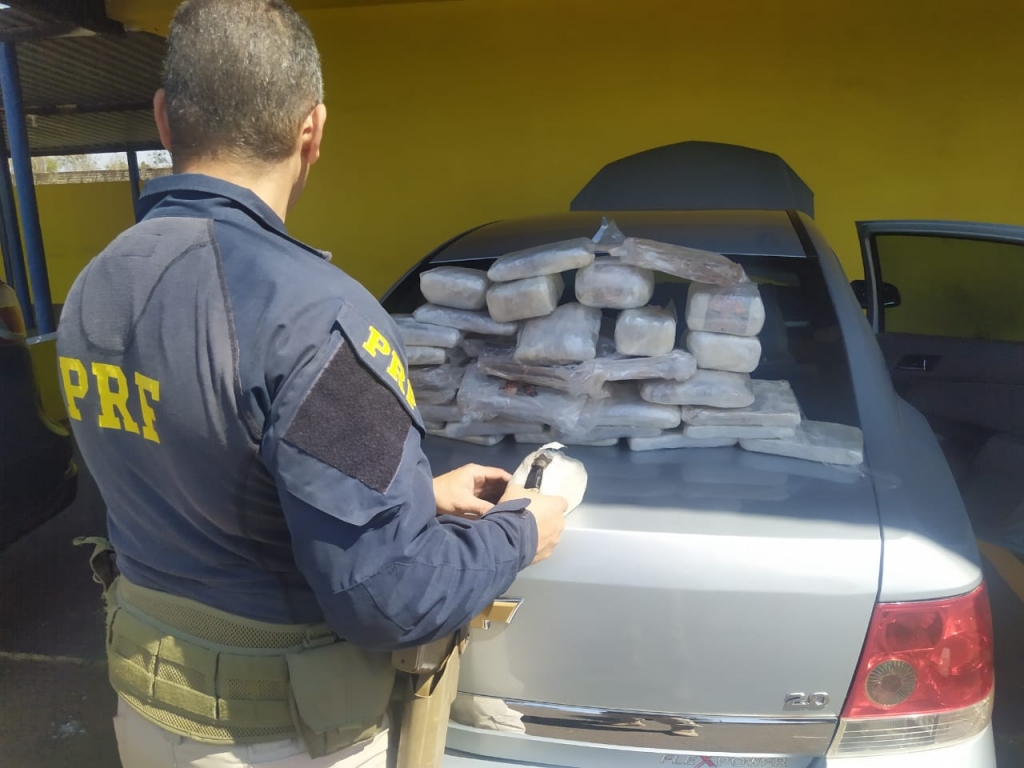 PRF apreende 17kg de haxixe em Ourinhos, motorista tentou fuga a pé