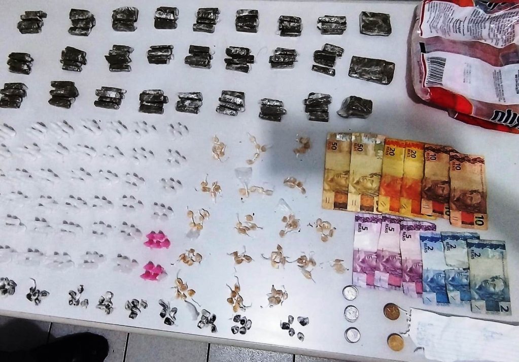 PM apreende cocaína, maconha, crack e drogas sintéticas com acusado