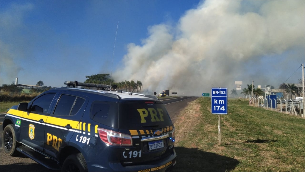 Queimada ao lado da pista interdita BR-153 nos dois sentidos nesta quarta