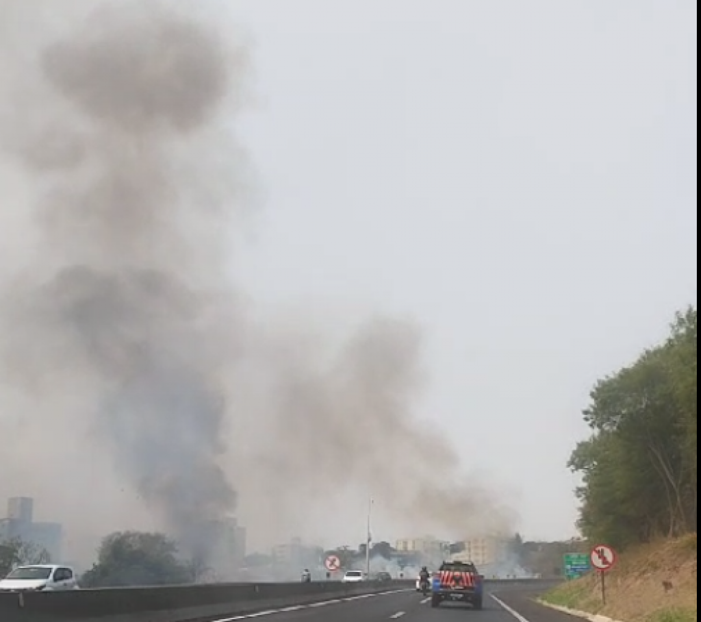 Queimada cobre Fragata de fumaça, afeta Emei e fogo chega á beira da rodovia