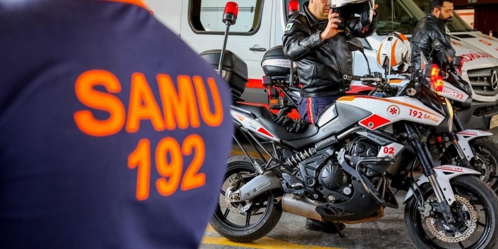 Motociclista de 24 anos sofre fraturas e lesões graves em colisão com carro