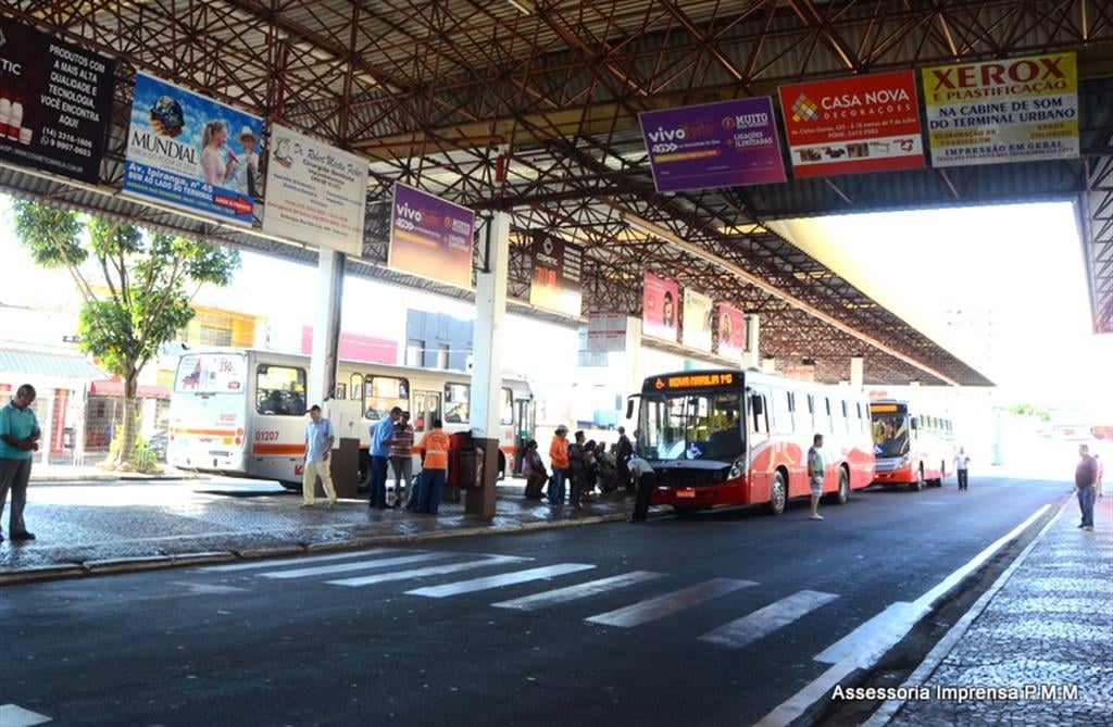 Mulher de 78 anos denuncia roubo de bolsa dentro do terminal urbano