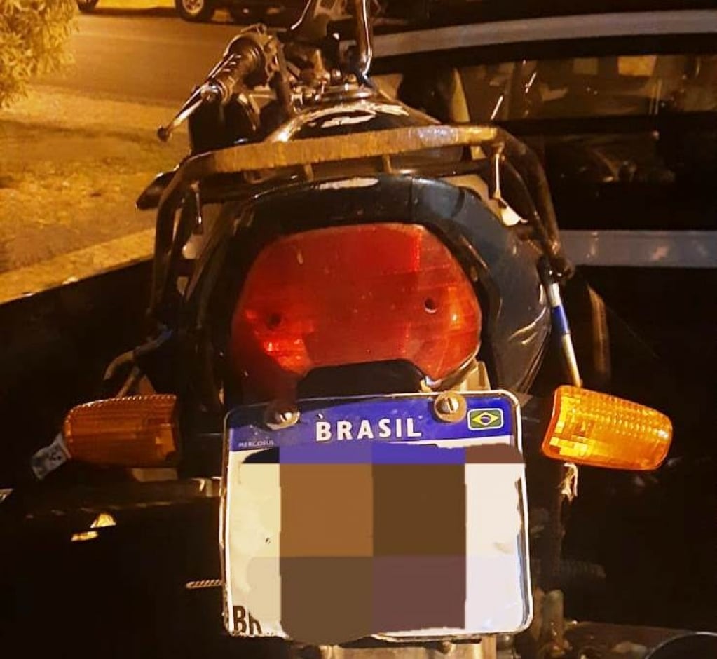 Acusado de ameaçar mulher foge, mas cai de moto; ferido e preso