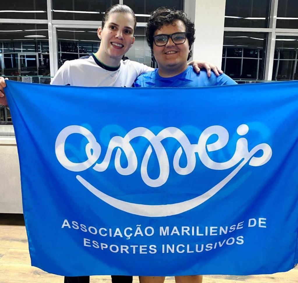 Judocas com medalha de ouro em Paris, Alana Maldonado e Rebeca Silva posam com bandeira da Amei – Divulgação