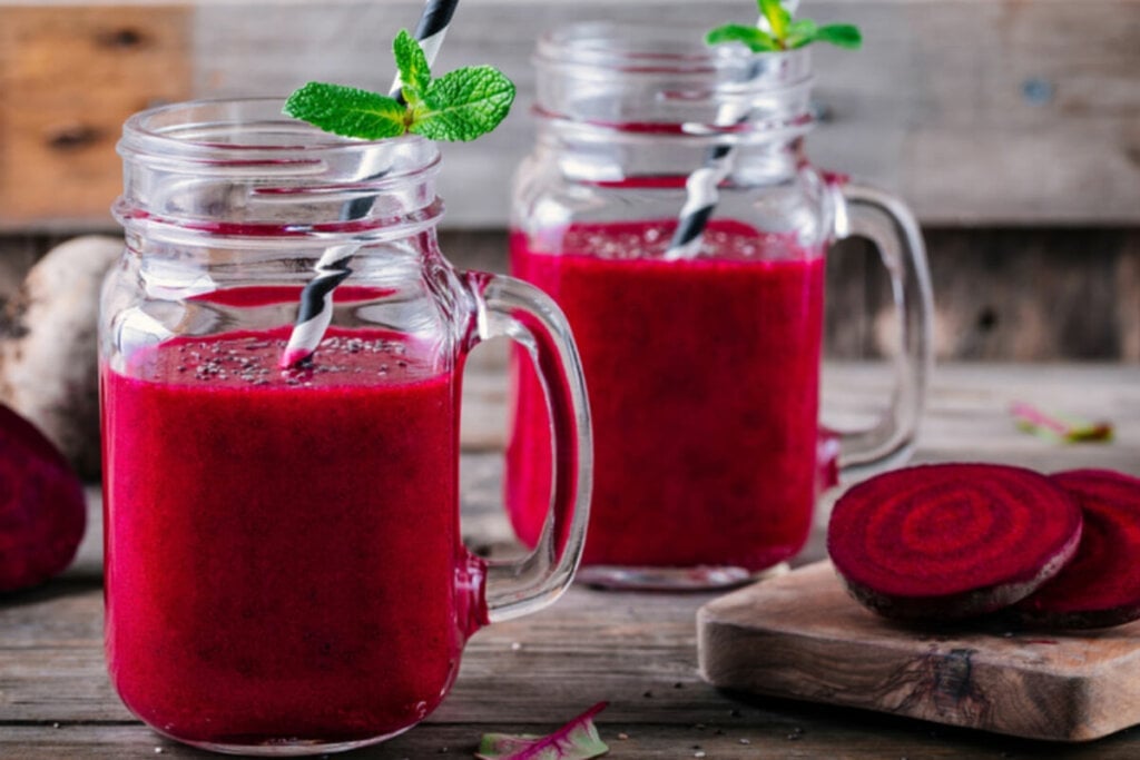 Suco vermelho de beterraba em dois copos de vidro com sementes de chia