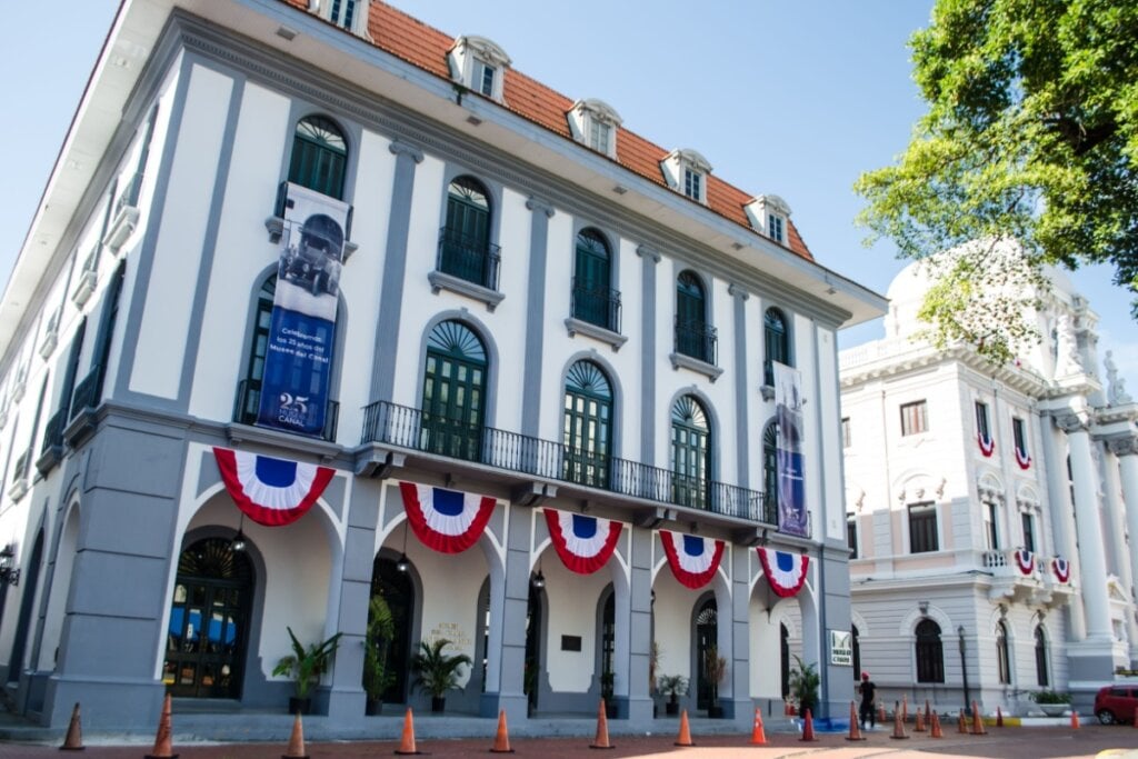 Fachada em branco com bandeiras decorativas do Museu do Canal do Panamá